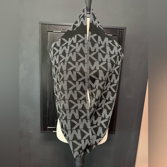 MICHAEL by Michael Kors Infinity Scarf Reversible Black White MK Logo Pattern - Picture 2 of 6